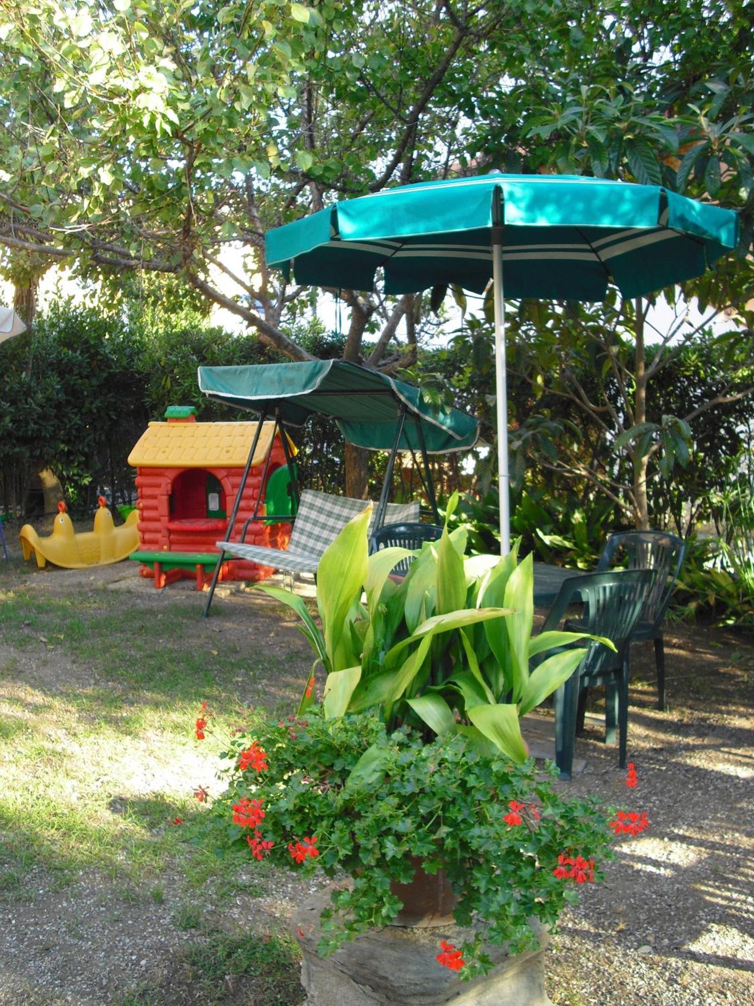 Hotel Garden Tirrenia Kültér fotó